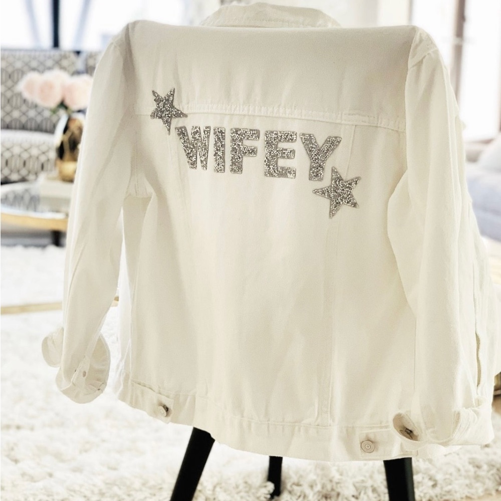 WIFEY JEAN JACKET -WHITE